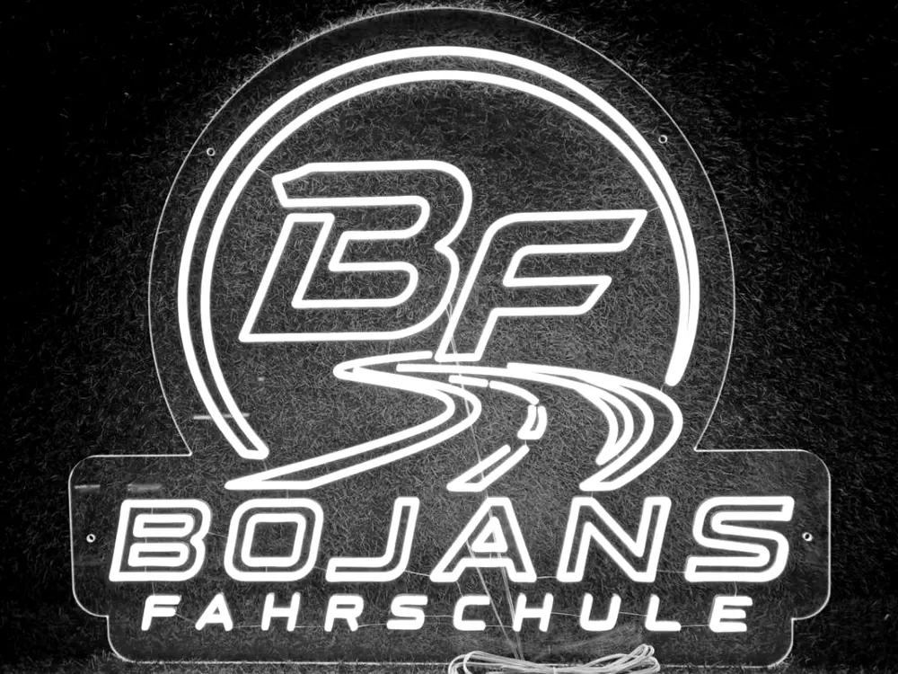 Leuchtschild mit dem Logo von Bojans Fahrschule